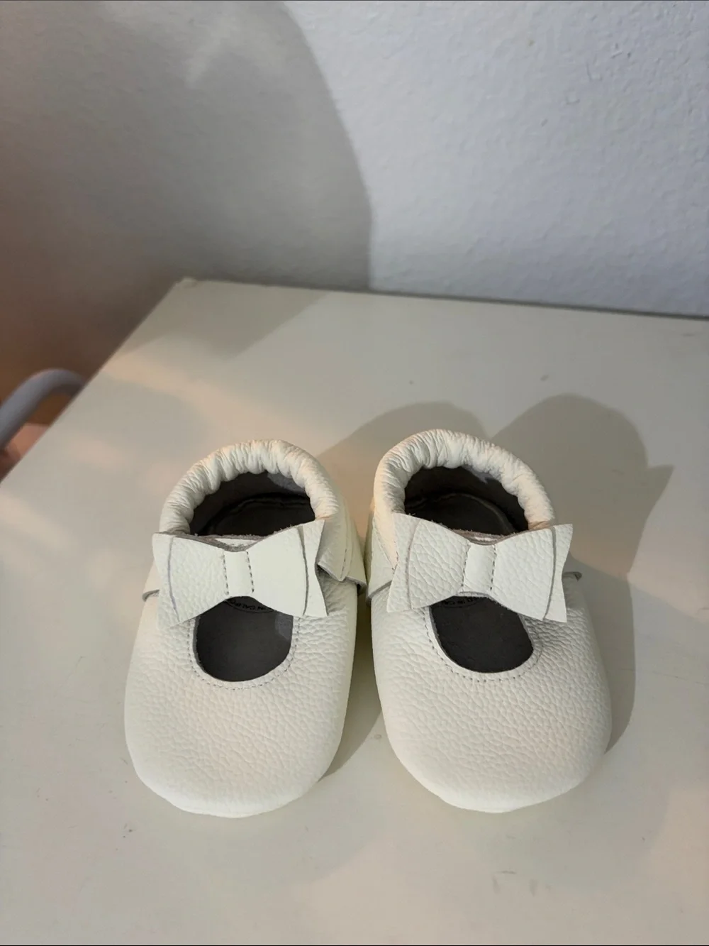 New BirdRock Moccasins Baby Girl White Bow Size 5.5 NWOT